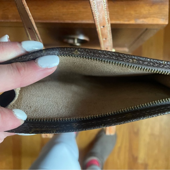 NOT FOR SALE - Louis Vuitton Monogram Bucket
Bag PM with pouch & LV key chain. - Picture 9 of 16